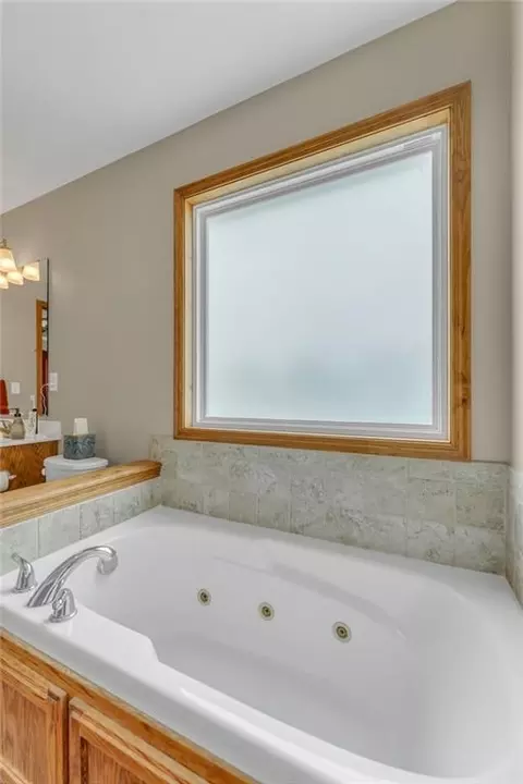 Bath - 16631 Ruby Ct, Basehor, KS 66007 photo 3 of 5