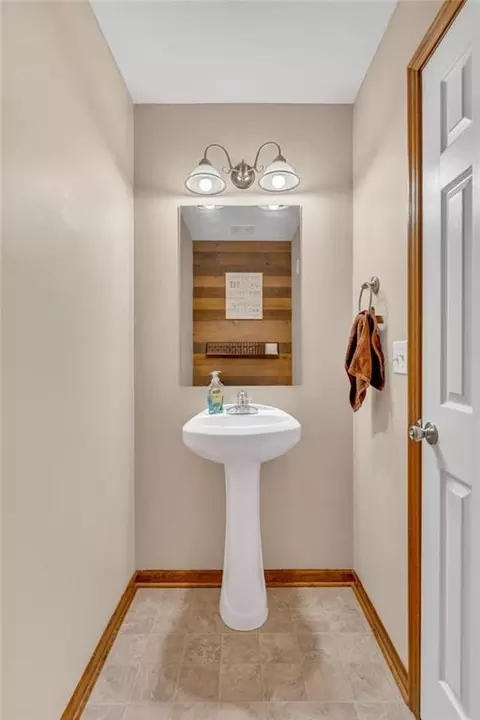 Bath - 16631 Ruby Ct, Basehor, KS 66007 photo 5 of 5