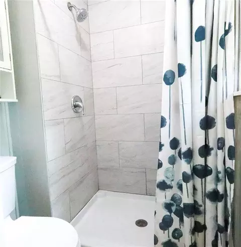 Bath - 3502 NW Lake Dr, Lees Summit, MO 64064 photo 2 of 4