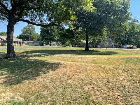 Exterior - 404 E Hector Ave, Arma, KS 66712 photo 2 of 3