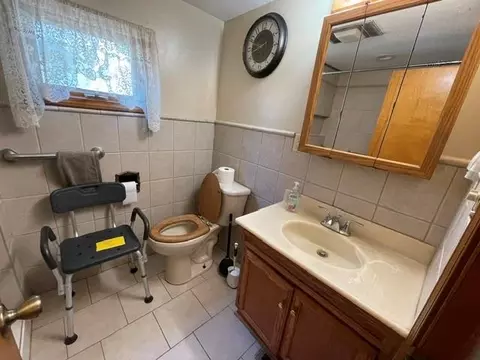 Bath - 404 E Hector Ave, Arma, KS 66712 photo 1 of 3