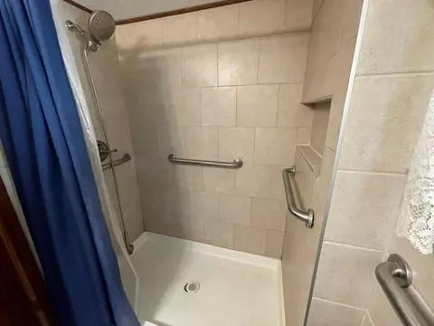Bath - 404 E Hector Ave, Arma, KS 66712 photo 2 of 3