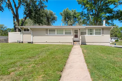 6904 NW Belvidere Pkwy, Kansas City, MO 64152