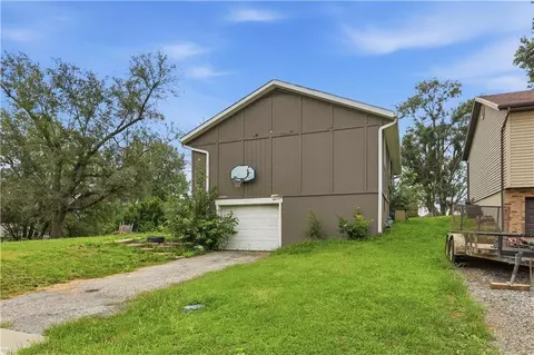 Exterior - 1201 S 5th St, Atchison, KS 66002 photo 6 of 7