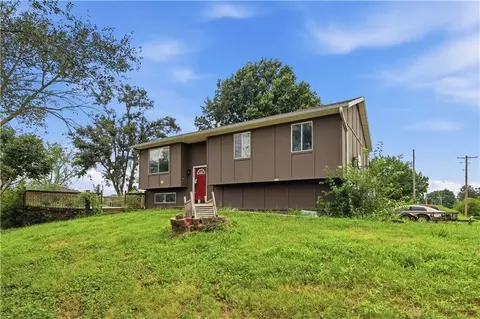 Exterior - 1201 S 5th St, Atchison, KS 66002 photo 2 of 7