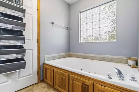 Bath - 16915 E 41st Ter, Independence, MO 64055 photo 2 of 3