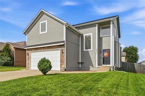 Exterior - 16912 Summit Dr, Belton, MO 64012 photo 2 of 11