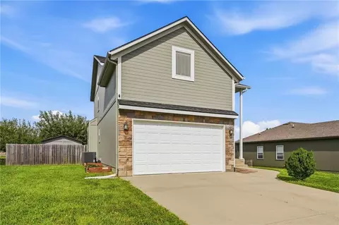 Exterior - 16912 Summit Dr, Belton, MO 64012 photo 3 of 11