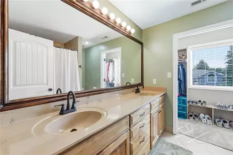 Bath - 16912 Summit Dr, Belton, MO 64012 photo 2 of 3