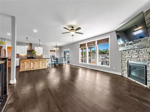 8615 NW 74th Ter, Kansas City, MO 64152
