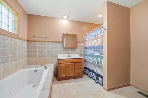 Bath - 1109 E Gudgell Ave, Independence, MO 64055 photo 2 of 6