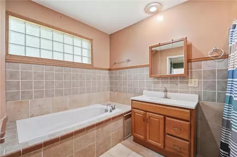 Bath - 1109 E Gudgell Ave, Independence, MO 64055 photo 3 of 6