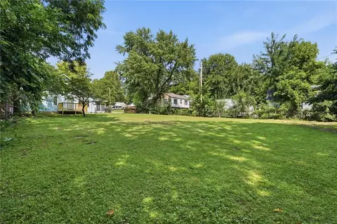 Exterior - 1109 E Gudgell Ave, Independence, MO 64055 photo 8 of 10
