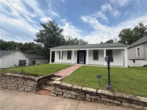 633 Main St, Weston, MO 64098