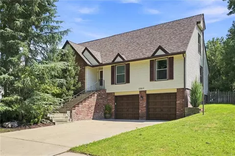 13511 S Locust St, Olathe, KS 66062
