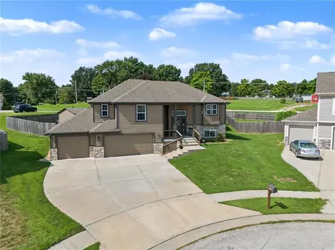 1401 NE 182nd St, Smithville, MO 64089