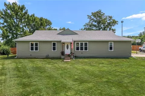 4237 Lakeview Dr, Leavenworth, KS 66048