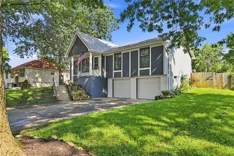 901 Valley Woods Dr, Grain Valley, MO 64029