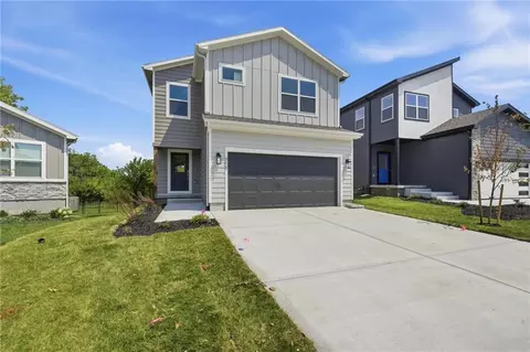 Exterior - 808 Glenn Cir, Raymore, MO 64083 photo 2 of 5