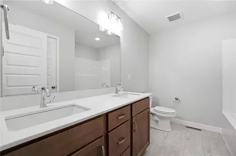 Bath - 808 Glenn Cir, Raymore, MO 64083 photo 3 of 3