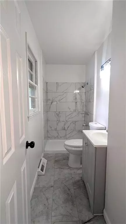 Bath - 4002 S Hocker Ave, Independence, MO 64055 photo 4 of 7