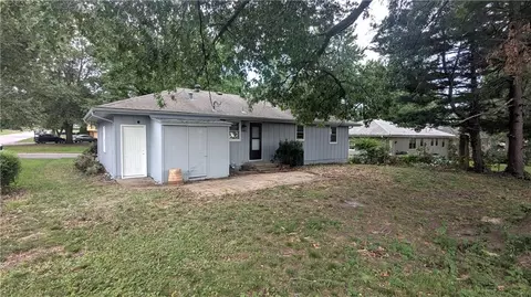 Exterior - 4002 S Hocker Ave, Independence, MO 64055 photo 3 of 4