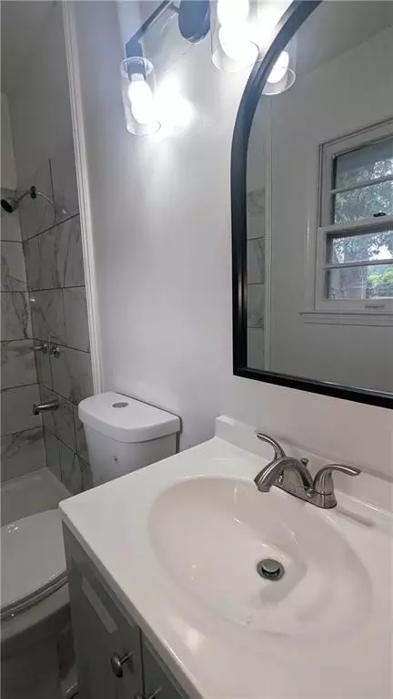 Bath - 4002 S Hocker Ave, Independence, MO 64055 photo 6 of 7
