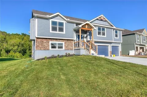 527 Skyview Ln, Liberty, MO 64068