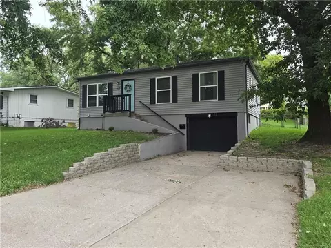 317 N Cochise Dr, Independence, MO 64056
