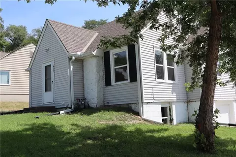 403 NE 41st St, Kansas City, MO 64116