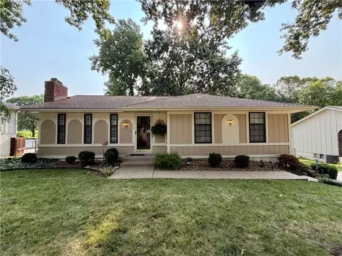 700 SW 24th St, Blue Springs, MO 64015