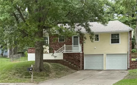 2728 NW Pembroke Pl, Blue Springs, MO 64015