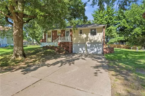 2728 NW Pembroke Pl, Blue Springs, MO 64015