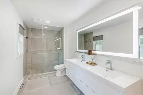 Bath - 17905 E Cheyenne Dr, Independence, MO 64056 photo 3 of 6