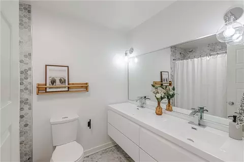 Bath - 17905 E Cheyenne Dr, Independence, MO 64056 photo 4 of 6