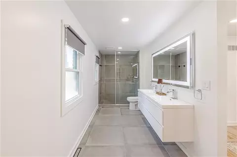 Bath - 17905 E Cheyenne Dr, Independence, MO 64056 photo 2 of 6