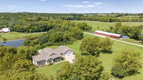 9259 Apple Valley Ln, Ozawkie, KS 66070