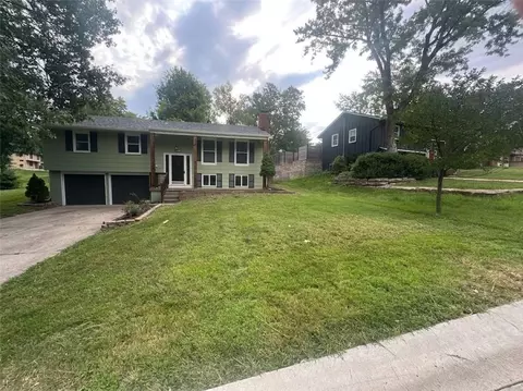 6739 NW Hilldale Dr, Kansas City, MO 64151