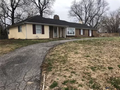 516 N 18th St, Lexington, MO 64067