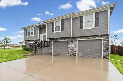 Exterior - 19304 Switchgrass Ct, Smithville, MO 64089 photo 3 of 9