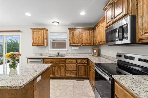 Kitchen - 19304 Switchgrass Ct, Smithville, MO 64089 photo 3 of 3