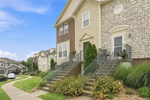 12321 S Tallgrass Dr, Olathe, KS 66061