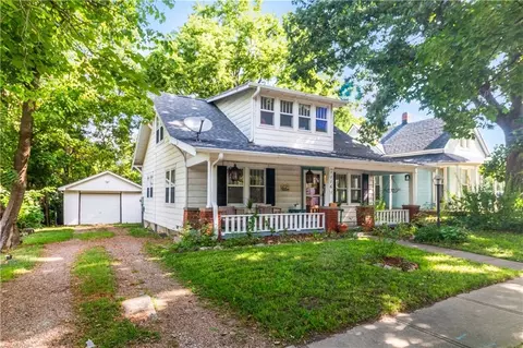 Exterior - 1116 W Maple Ave, Independence, MO 64050 photo 2 of 10
