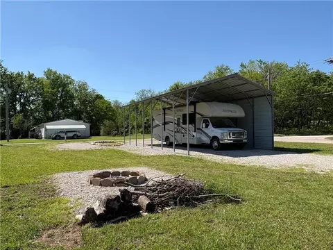 2 S Eagle Ln, Mound City, KS 66056