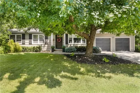5508 W 71st St, Prairie Village, KS 66208