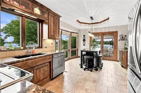 Kitchen - 828 SW Lighthouse Pt, Lees Summit, MO 64082 photo 4 of 7