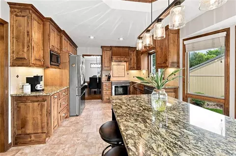 Kitchen - 828 SW Lighthouse Pt, Lees Summit, MO 64082 photo 2 of 7