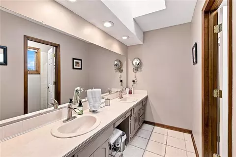Bath - 828 SW Lighthouse Pt, Lees Summit, MO 64082 photo 2 of 3