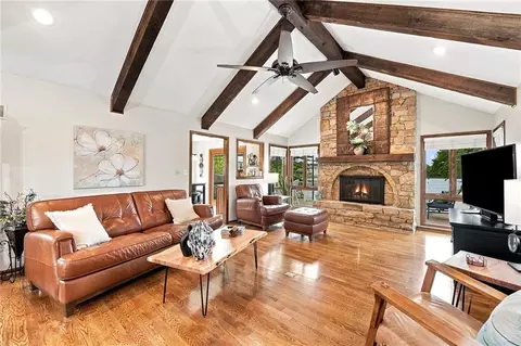 Living - 828 SW Lighthouse Pt, Lees Summit, MO 64082 photo 2 of 3