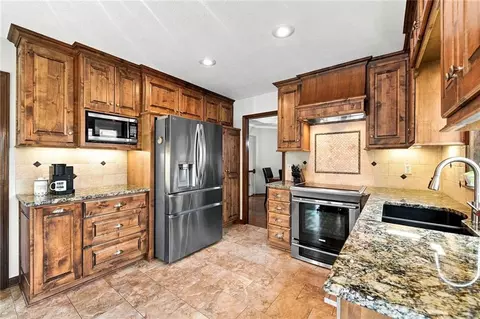Kitchen - 828 SW Lighthouse Pt, Lees Summit, MO 64082 photo 3 of 7